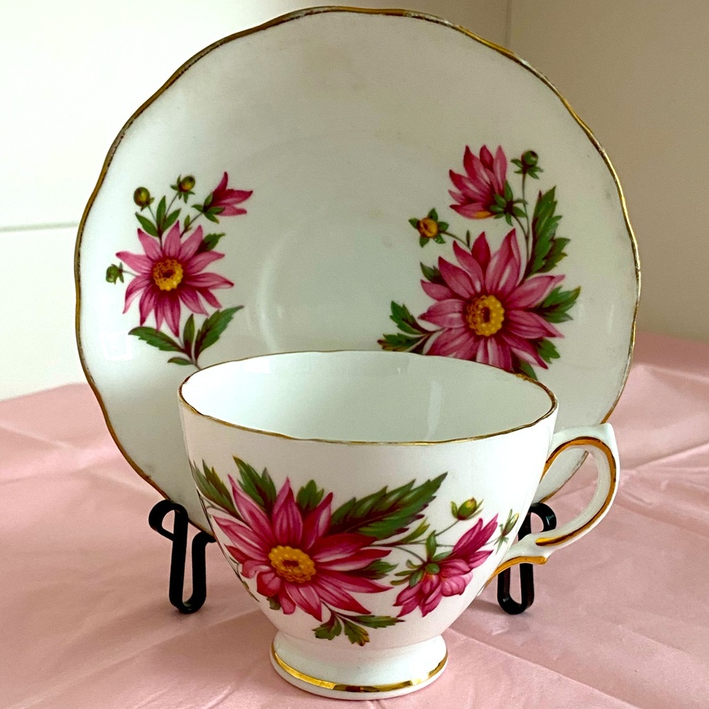 EUC VTG Royal Vale Teacup and Saucer with Large Pink Floral Motifs
